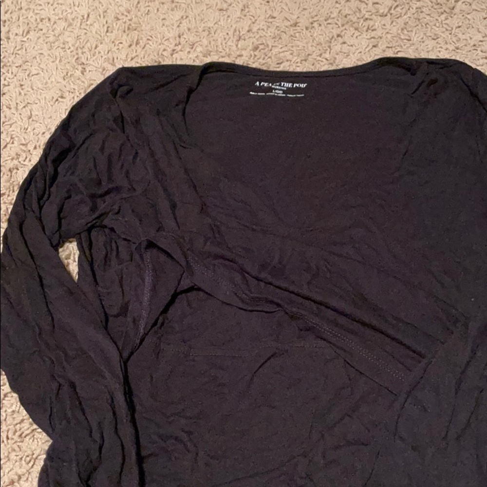 A Pea in‎ the Pod Black v-neck nursing shirt